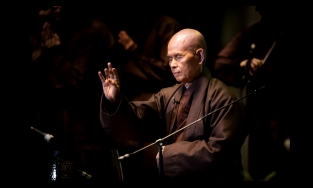 Thiền sư Thích Nhất Hạnh là ai? Nhà sư nổi tiếng của thế giới, khởi xướng 'Phật giáo dấn thân'