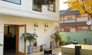 Ngôi nhà của Choi Woong trong “Our Beloved Summer”: Là quán cà phê cây xanh tuyệt đẹp