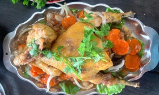 Gà um dâu Hạ Châu, món gà đậm đà, chua ngọt hấp dẫn của Phong Điền, Cần Thơ