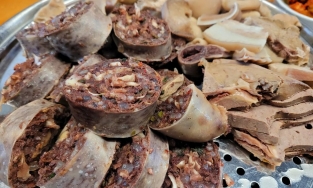 Sundae, món ăn đường phố nổi tiếng nhiều người mê nhưng có người chê 'kinh dị' ở Hàn Quốc