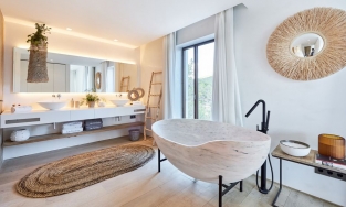 Chậu rửa mặt và bồn tắm bằng đá tự nhiên: 9 thiết kế mang lại vẻ ấn tượng cho phòng tắm