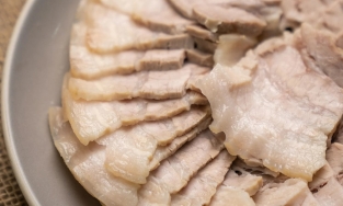 Thịt heo luộc vừa ngon vừa dễ làm, nhưng rất nhiều người mắc 5 sai lầm khi luộc thịt này