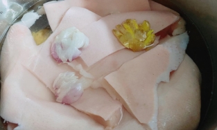3 cách sơ chế, làm sạch bì lợn hiệu quả để có bì lợn sạch thơm làm thính, nấu ăn