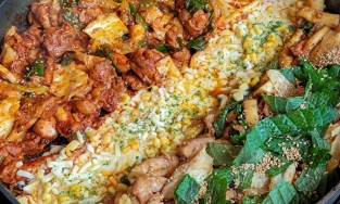 Gà xào cay Dakgalbi, từ món ăn của con nhà nghèo thành đặc sản Hàn Quốc được yêu thích ở quốc gia