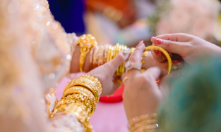 Đi hỏi vợ 10 cây vàng, chàng trai bị nhà gái hủy cưới, còn dùng vàng được tặng gả con cho người khác