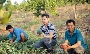 Ông hoàng nhạc sến Ngọc Sơn 'bỏ phố về quê', mua 50 héc ta đất trồng rau, nuôi cá