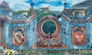 Cổng chùa Bà Mụ, di tích trăm tuổi, cứ đứng vào là có ảnh đẹp ở Hội An