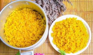 Xôi bjoóc phón, món xôi vàng rực trong mâm cỗ cúng Thanh Minh của người Cao Bằng