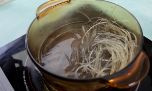 Ngâm miến, bỏ thêm thứ này vào nước thì miến mới nhanh mềm mà sợi dai