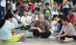 30/4 - 1/5 ở Hà Nội, chỉ cần ra ngay phố đi bộ Hồ Gươm là có 1001 trải nghiệm hay ho để vui chơi