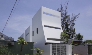 Flow House, ngôi nhà tại Đà Nẵng mềm mại như “dòng chảy” dù mặt tiền hướng Tây nắng gắt