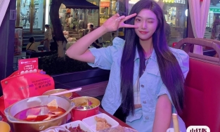 Vừa ăn lẩu vừa ngắm phố phường bằng xe bus, trải nghiệm lạ và có giới hạn ở Thành Đô, Trung Quốc