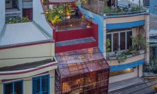 Ngôi nhà ống mặt tiền hoa thép với khu vườn sân thượng rất xinh con gái xây tặng mẹ ở Sài Gòn