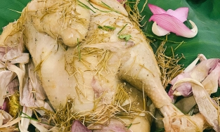 Cách làm gà hấp sen đẹp mắt, thịt gà mềm ngọt thơm ngát hương sen, sắp mâm cỗ cả họ đều khen