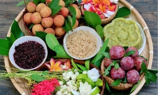 Tết Đoan Ngọ 2022, những mâm cúng đủ rượu nếp, trái cây, hoa tươi dù nửa triệu vẫn đắt khách