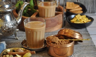 Masala Chai, món trà sữa thảo mộc hàng ngàn năm tuổi nổi tiếng của Ấn Độ