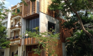 Thông House, ngôi nhà trang trí bằng hàng trăm chiếc lá, khiêm tốn mà vẫn nổi bật ở Phú Mỹ Hưng