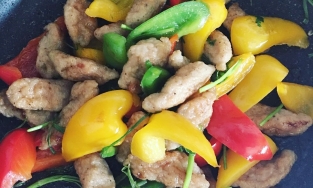 Cách làm chả cá xào ớt chuông, 15 phút cho ngay món mặn hao cơm