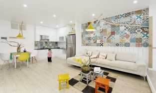 Căn hộ màu trắng cực sống động nhờ họa tiết gạch bông lộn xộn nhưng tuyệt đẹp ở Hà Nội