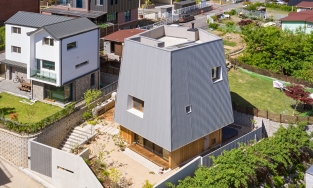 Ngôi nhà ngũ giác, tuy méo nhưng nên thơ và tiện nghi hết ý của cặp vợ chồng và 2 chú mèo