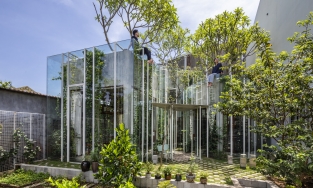 Ngôi nhà kính 55m² xanh như rừng, nhìn như bước từ phim để cặp vợ chồng trung niên dưỡng già ở Huế