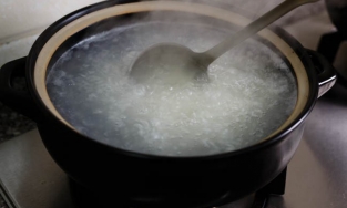 Đổ nước gạo vào nồi đất đun: Cách bảo quản nồi đất bền và không cháy khét