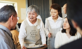 Nhà hàng gọi món nhận đồ một kiểu nhưng khách vẫn vui vẻ trả tiền