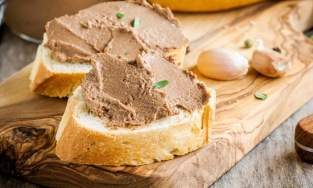 Thức ăn nào dễ gây ngộ độc botulinum?