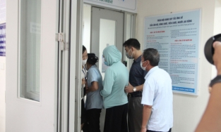 Hà Nội: Mẹ đẻ cháu bé sơ sinh bị bỏ rơi trong khe tường đón con xuất viện