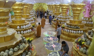 Lý do người Việt gửi tro cốt người thân vào chùa