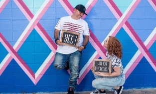 Cặp vợ chồng Mỹ chụp ảnh kỷ niệm ngày ly hôn