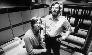 Bill Gates đã tạo ra đế chế Microsoft từ thất bại năm 17 tuổi như thế nào? 