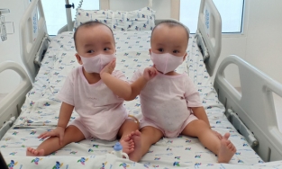 Trúc Nhi - Diệu Nhi hồi phục sau 2 tháng phẫu thuật tách rời