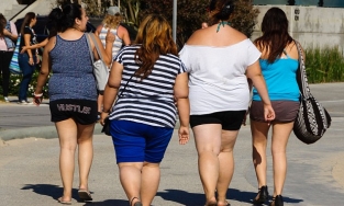 Người có thu nhập thấp tại Anh có xu hướng béo phì vì nghèo