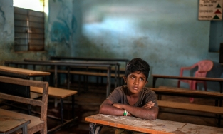 Trẻ em nghèo các nước bỏ học đi làm vì đại dịch Covid-19