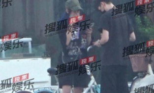 Triệu Vy tiếp tục bị truyền thông 'tóm sống' cảnh đưa trai trẻ về nhà riêng