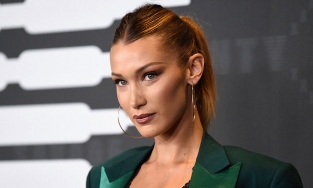 Bella Hadid phẫn nộ sau khi xem buổi tranh luận giữa Trump và Biden 