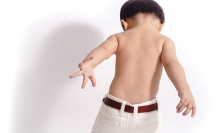 Bé 7 tuổi bị kẹt dương vật vào khóa quần