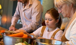 Con gái út nhà Beckham: 9 tuổi tự tay làm bữa sáng cho bố mẹ