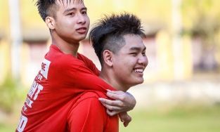 Đại học Bách Khoa Hà Nội đề xuất trao học bổng cho nam sinh 10 năm được bạn cõng đi học