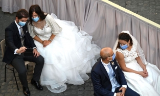 Loạt ảnh thế giới trong dịch Covid-19 một tháng qua