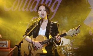 Phải hát sau cánh gà vì xấu, cô bé hồi đáp bằng màn lột xác sau 12 năm