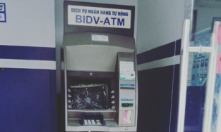 Hai tên cướp lành nghề mất 45 phút không phá nổi cây ATM của ngân hàng BIDV