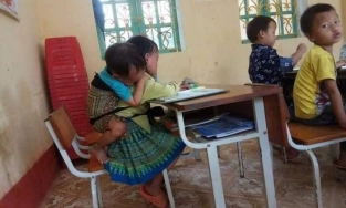 Hoàn cảnh thương tâm của bé gái 7 tuổi địu em 20 tháng đi học