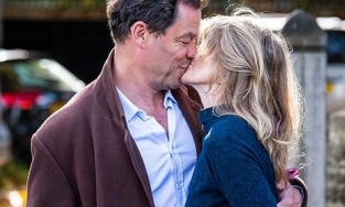 Vợ Dominic West hôn chồng công khai sau vụ anh ngoại tình với Lily James