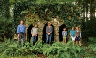 Người vợ quý tộc của tài tử ngoại tình với Lily James là ai?