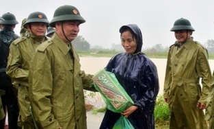 Tướng Nguyễn Văn Man lội lũ tiếp tế nhu yếu phẩm trước khi đi Rào Trăng 3