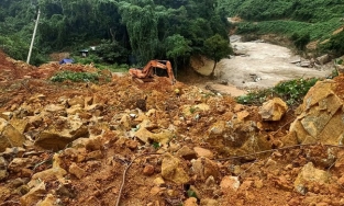 Sạt lở núi ở Quảng Trị, một gia đình 6 người bị đất đá vùi lấp