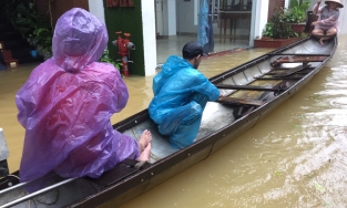 Thừa Thiên Huế: Cụ ông 80 tuổi bị lũ cuốn mất tích khi đi trao quà cứu trợ