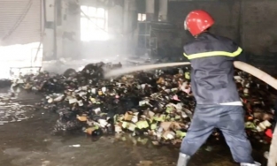 TP.HCM: Cháy kho hàng, nhiều tài sản bị thiêu rụi